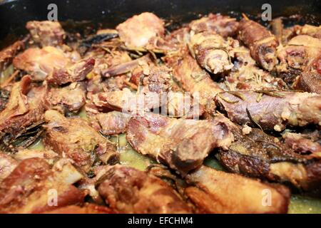 Des morceaux de viande à la sauge et le romarin cuite au four Banque D'Images