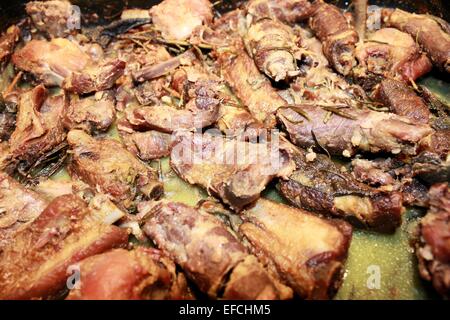 Des morceaux de viande à la sauge et le romarin cuite au four Banque D'Images