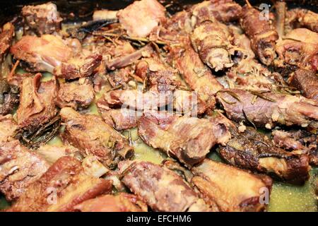 Des morceaux de viande à la sauge et le romarin cuite au four Banque D'Images