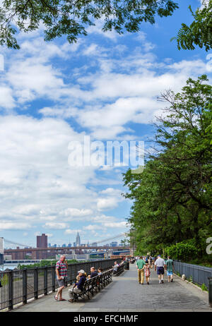 L'horizon de Manhattan et Brooklyn Bridge vue à travers l'East River Esplanade de Brooklyn Heights, New York, NY, USA Banque D'Images