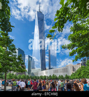 Les visiteurs autour de la piscine du sud du Mémorial National du 11 septembre avec One World Trade Center derrière, NYC, New York, NY, USA Banque D'Images