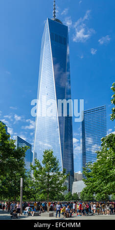 Piscine du sud du Mémorial National du 11 septembre avec One World Trade Center derrière, NYC, New York, NY, USA Banque D'Images