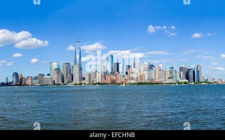 Le Lower Manhattan skyline en centre-ville de New York vue de l'autre côté de la rivière Hudson du Liberty State Park dans le New Jersey, USA Banque D'Images