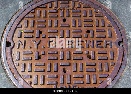 Couvercle de trou d'homme sur le système d'égouts, Manhattan, New York City, NY, USA Banque D'Images