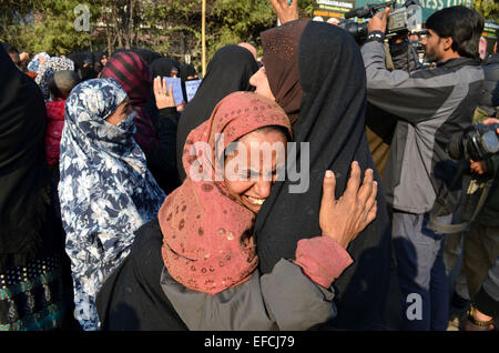 Lahore. Jan 31, 2015. Les femmes musulmanes chiites pakistanais pleurer pendant la cérémonie funéraire de la victime d'un attentat suicide dans l'est de Lahore au Pakistan le 31 janvier 2015. Le bilan des victimes de l'explosion d'une bombe au Pakistan du sud du district de Shikarpur est passé à 61 après plusieurs personnes ont succombé à des blessures à l'hôpital le samedi, les médias locaux et des fonctionnaires a dit. Credit : Jamil Ahmed/Xinhua/Alamy Live News Banque D'Images