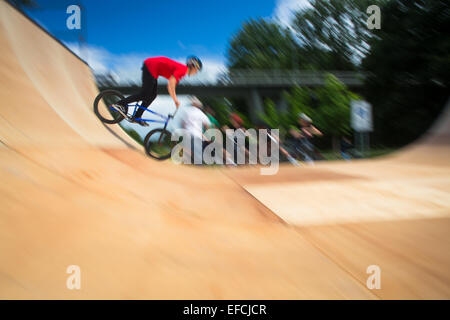 1900 BMX Tricks de la scène au cours de trajet sur une rampe Banque D'Images