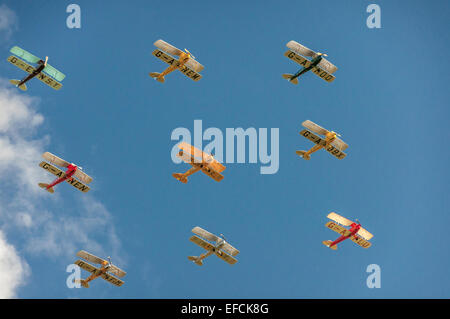 Neuf de Havilland Tiger Moth, 1930 biplan, volant en formation à kemble airshow Banque D'Images