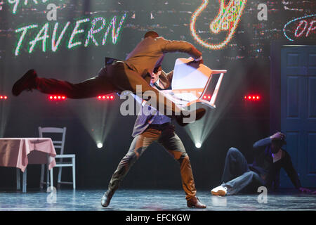 Kevin Clifton (Strictly Come Dancing) avec les membres de l'impeccable. Le spectacle de danse Flash Mob s'ouvre au Peacock Theatre, Londres, et dispose les danseurs des spectacles comme strictement 'Come Dancing' et 'Britain's Got Talent". Avec Kevin Clifton et Karen Hauer, impeccable, Tommy Franzen, Brosena et soulager. Jusqu'au 8 juin 2014. Banque D'Images