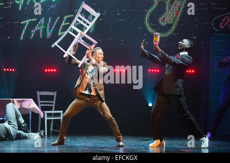 Kevin Clifton (Strictly Come Dancing) avec les membres de l'impeccable. Le spectacle de danse Flash Mob s'ouvre au Peacock Theatre, Londres, et dispose les danseurs des spectacles comme strictement 'Come Dancing' et 'Britain's Got Talent". Avec Kevin Clifton et Karen Hauer, impeccable, Tommy Franzen, Brosena et soulager. Jusqu'au 8 juin 2014. Banque D'Images