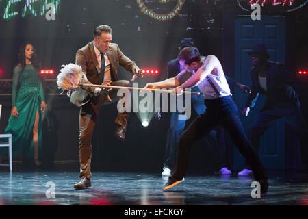 Kevin Clifton (Strictly Come Dancing) avec Tommy Franzen et membres de parfaite. Le spectacle de danse Flash Mob s'ouvre au Peacock Theatre, Londres, et dispose les danseurs des spectacles comme strictement 'Come Dancing' et 'Britain's Got Talent". Avec Kevin Clifton et Karen Hauer, impeccable, Tommy Franzen, Brosena et soulager. Jusqu'au 8 juin 2014. Banque D'Images