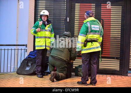 Alerte de sécurité à l'équipage Amublance à Londonderry (Derry) L'Irlande du Nord Banque D'Images