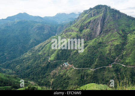 Avis d'Adam's Peak comme vu du haut du pic d'Adam peu. green scenery.Adam's Peak.Route de ella.Hill,montagne,montage.Ella Gap. Banque D'Images