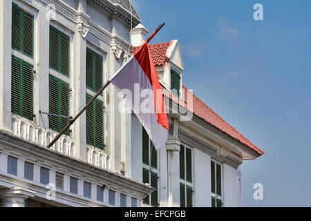 Drapeau de l'Indonésie au-dessus de l'entrée de la musée d'histoire de Jakarta, Jakarta, Indonésie Banque D'Images