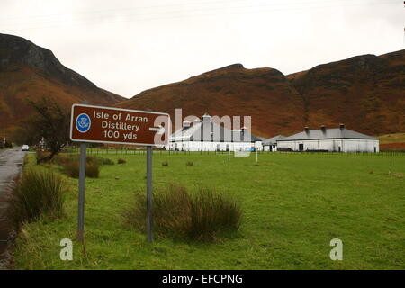 L'île d'Arran distillerie de whisky en automne. Lochranza,Ile d'Arran, Ecosse, Royaume-Uni Banque D'Images