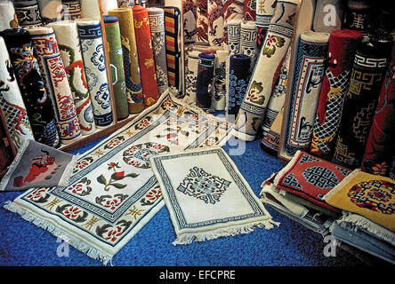 Une large sélection de tapis Tibétains tissés à la couleur sont en vente dans les magasins de tapis à Katmandou, capitale du Népal, en Asie du Sud. Banque D'Images