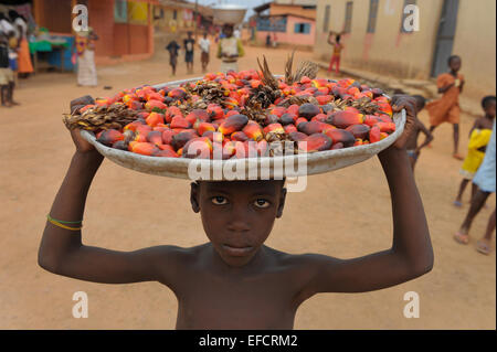 Un garçon la vente des produits dans la rue à Esiam, Ghana, Afrique de l'Ouest. Banque D'Images