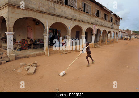 Un garçon avec une petite voiture l'exécute dans une rue de Kweikrom, Ghana, Afrique de l'Ouest. Banque D'Images