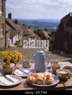 Après-midi, un thé à la crème sur le tableau en haut de la colline d'or, Shaftesbury, Dorset, Angleterre, Royaume-Uni Banque D'Images