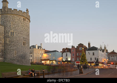 Le Château de Windsor et de la ville au crépuscule, Windsor, Berkshire, Angleterre, Royaume-Uni Banque D'Images