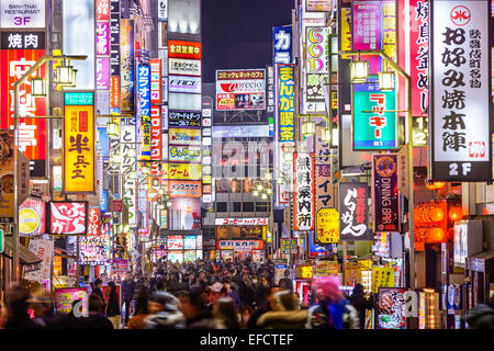 Une ruelle de ligne à forte densité de signes dans le Kabuki-cho. La région est une fameuse vie nocturne et le quartier rouge. Banque D'Images