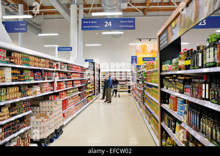 Intérieur du supermarché Tesco Taplow, l'Évêque Centre, Taplow, Buckinghamshire, Angleterre, Royaume-Uni Banque D'Images