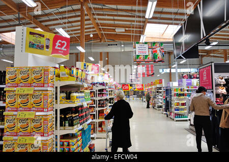 Intérieur du supermarché Tesco Taplow, l'Évêque Centre, Taplow, Buckinghamshire, Angleterre, Royaume-Uni Banque D'Images
