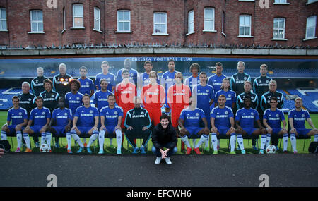 Londres, Royaume-Uni. Jan 31, 2015. Un supporter de football pose avec la photo de famille de Chelsea avant le match de la Barclays Premier League entre Chelsea et Manchester City à Stamford Bridge à Londres, Angleterre le 31 janvier 2015. Le match s'est terminé en match nul 1-1. © Han Yan/Xinhua/Alamy Live News Banque D'Images