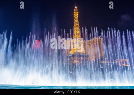 Vue de la nuit de la danse fontaines du Bellagio et la réplique de la Tour Eiffel à Las Vegas Banque D'Images