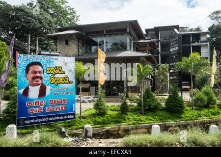 À Ville de Ella dans les hautes terres du Sri Lanka. Célèbre pour les plantations de thé et de verdure.affiche électorale pour Rajapaksa,,et, Ella Gap Hotel. Banque D'Images