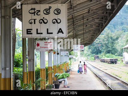 À Ville de Ella dans les hautes terres du Sri Lanka. La station de chemin de fer.master dans son bureau à l'ancienne gare pittoresque. Banque D'Images