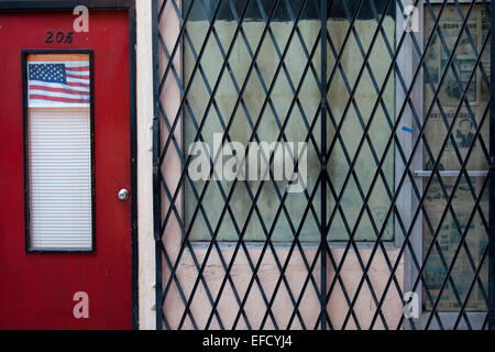 Les entrées de porte sur la rue, un retour Spofford alley dans Chinatown, San Francisco, Californie. Banque D'Images