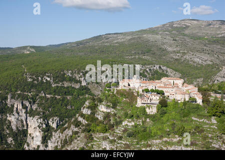 VUE AÉRIENNE.Village médiéval perché.Gourdon, Alpes-Maritimes, Côte d'Azur, France. Banque D'Images