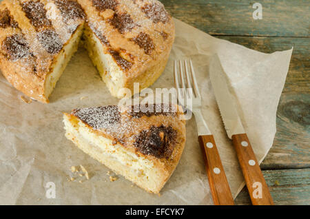 Morceau de gâteau de Pâques napolitain sur du papier d'emballage. La fourchette et couteau. Style rustique. Selective focus Banque D'Images