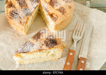 Morceau de gâteau de Pâques napolitain sur du papier d'emballage. La fourchette et couteau. Style rustique. Selective focus Banque D'Images