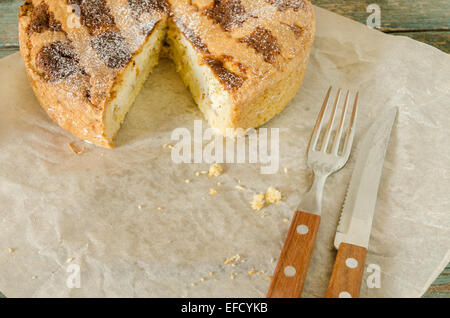 Morceau de gâteau de Pâques napolitain sur du papier d'emballage. La fourchette et couteau. Style rustique. Selective focus Banque D'Images