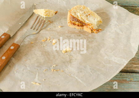 Morceau de gâteau de Pâques napolitain sur du papier d'emballage. La fourchette et couteau. Style rustique. Selective focus Banque D'Images