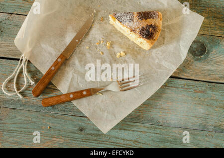 Morceau de gâteau de Pâques napolitain sur du papier d'emballage. La fourchette et couteau. Style rustique. Banque D'Images