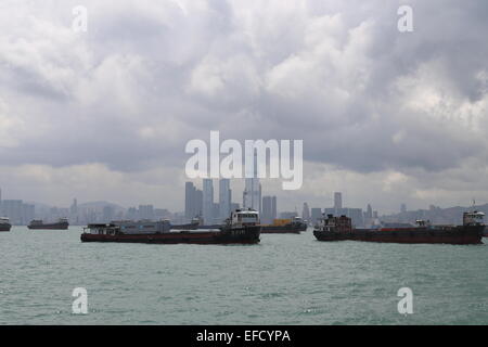 Victoria Harbour est un port de relief naturel situé entre l'île de Hong Kong et de Kowloon à Hong Kong. Banque D'Images