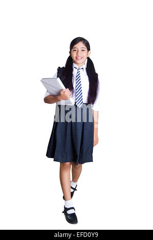 1 Indian girl school student walking Banque D'Images