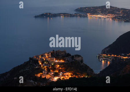 Village perché de Èze (427m asl) surplombant la Méditerranée et Saint-Jean-Cap-Ferrat au loin.Alpes-Maritimes, Côte d'Azur, France. Banque D'Images