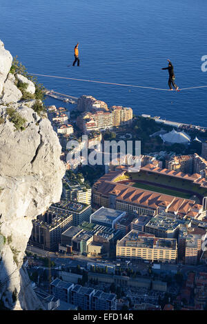 Deux hommes, un haut (un bas) à une altitude de 550 mètres au-dessus du niveau de la mer.En dessous d'eux, le quartier de Fontvieille dans la Principauté de Monaco. Banque D'Images