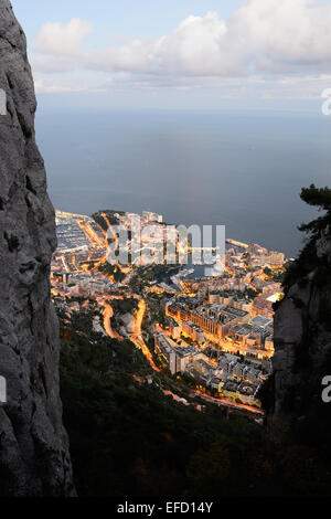 Principauté de Monaco au crépuscule vue d'une altitude de 550 mètres asl avec deux falaises de calcaire pour encadrer la célèbre ville. Banque D'Images