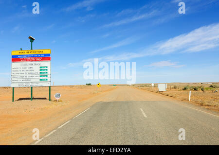 Fin de la route goudronnée, Oodnadatta Track, l'Australie du Sud Banque D'Images