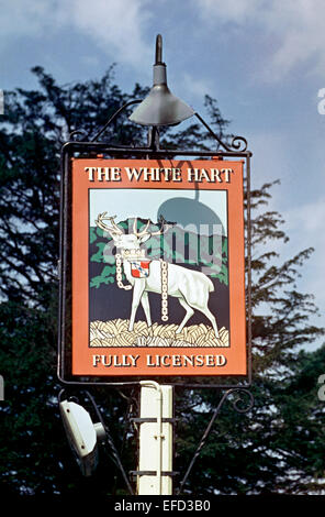 Des enseignes de pub ancienne, le White Hart, Sevenoaks, Kent, Angleterre - 1960 Banque D'Images