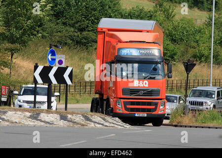 Un chariot qui se déplace autour d'un rond-point à Coulsdon, Surrey, Angleterre Banque D'Images