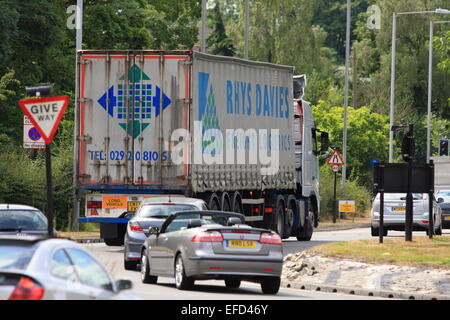 Les véhicules circulant autour d'un rond-point à Coulsdon, Surrey, Angleterre Banque D'Images