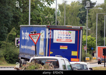 Les véhicules circulant sur l'A23 road à Coulsdon, Surrey, Angleterre Banque D'Images