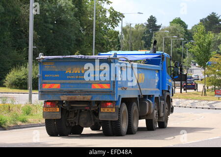 Un camion à l'approche d'un rond-point à Coulsdon, Surrey, Angleterre Banque D'Images