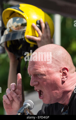 Secrétaire général FBU Rack Matt, Assemblée du peuple manifestation contre l'austérité, Londres, 21 juin 2014 Banque D'Images