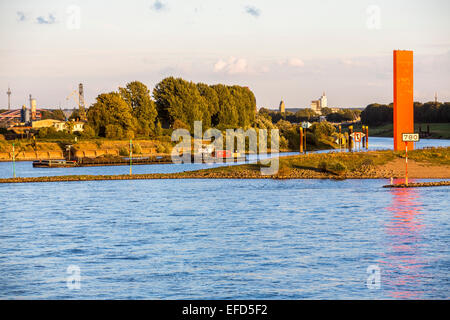 Estuaire de la rivière Ruhr dans Rhin en Allemagne, Dusiburg, 'Rheinorange' une sculpture, rivière, navire de fret chargés de charbon, Banque D'Images